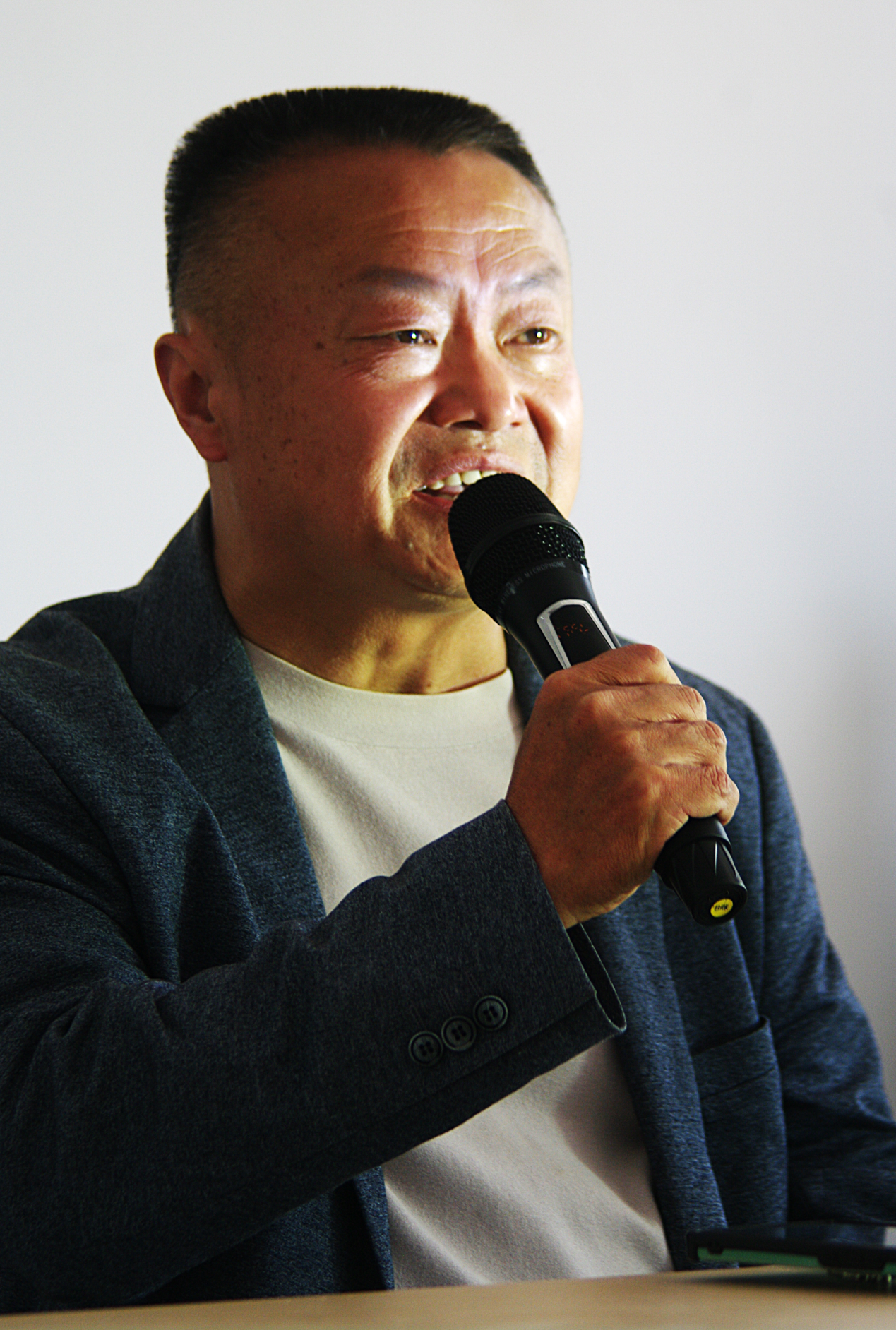 脚踩泥土 爱洒农家